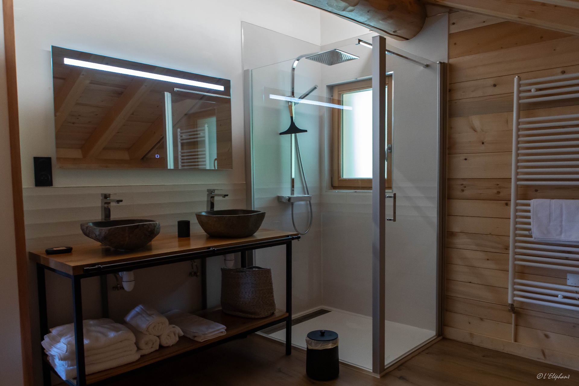 Salle de bain moderne avec double vasque en pierre